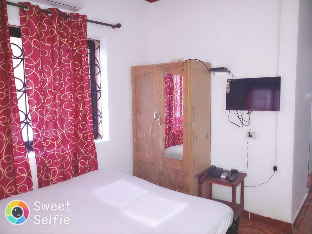Budget Beach Stay In Tito'S Lane Baga Exterior photo