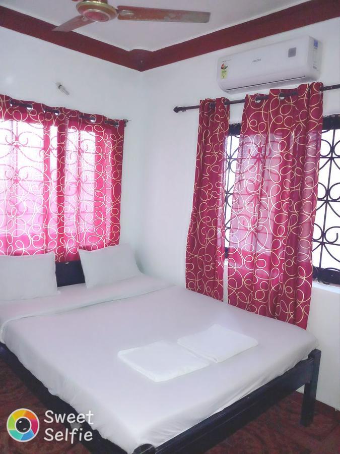 Budget Beach Stay In Tito'S Lane Baga Exterior photo
