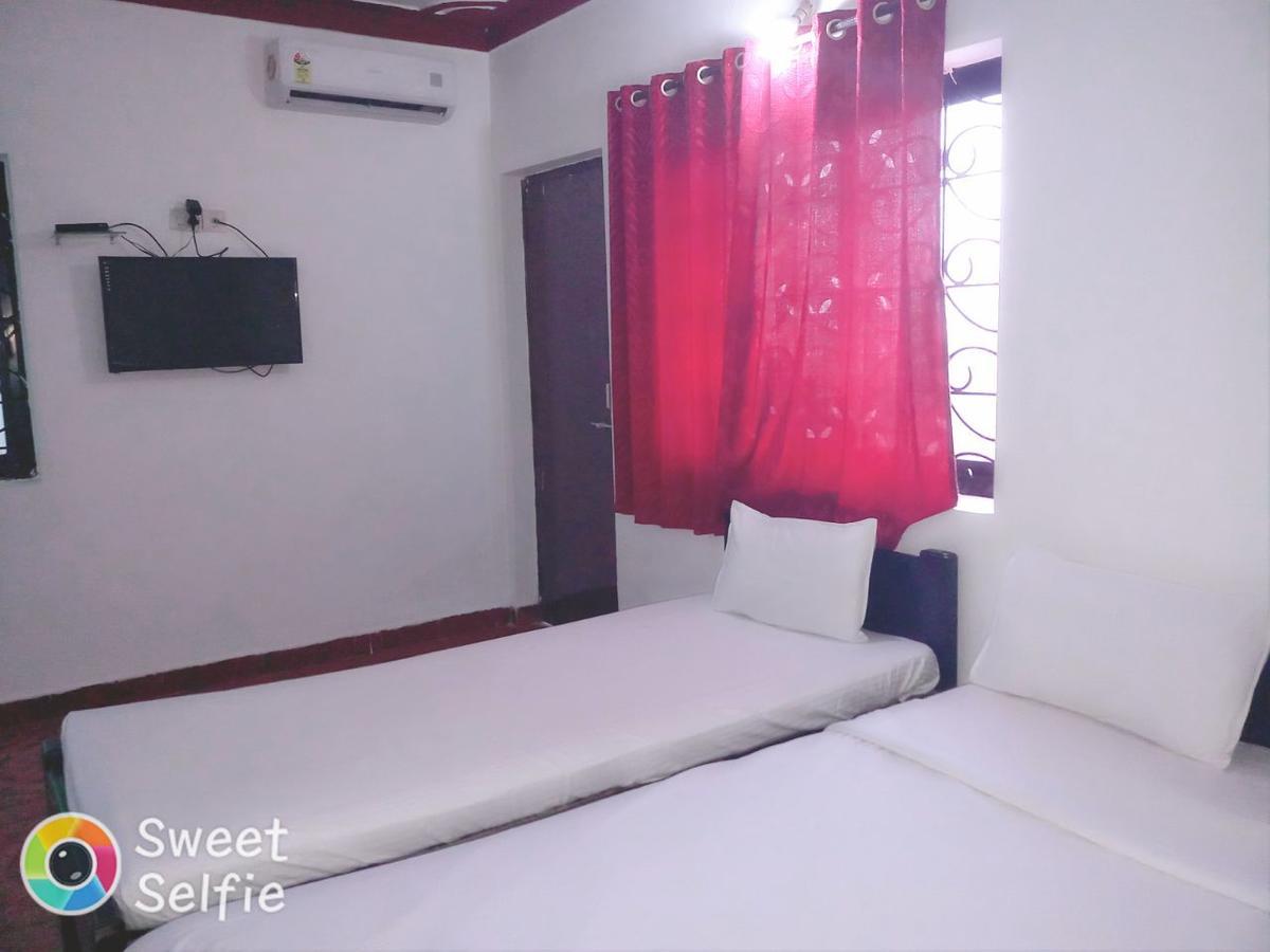 Budget Beach Stay In Tito'S Lane Baga Exterior photo